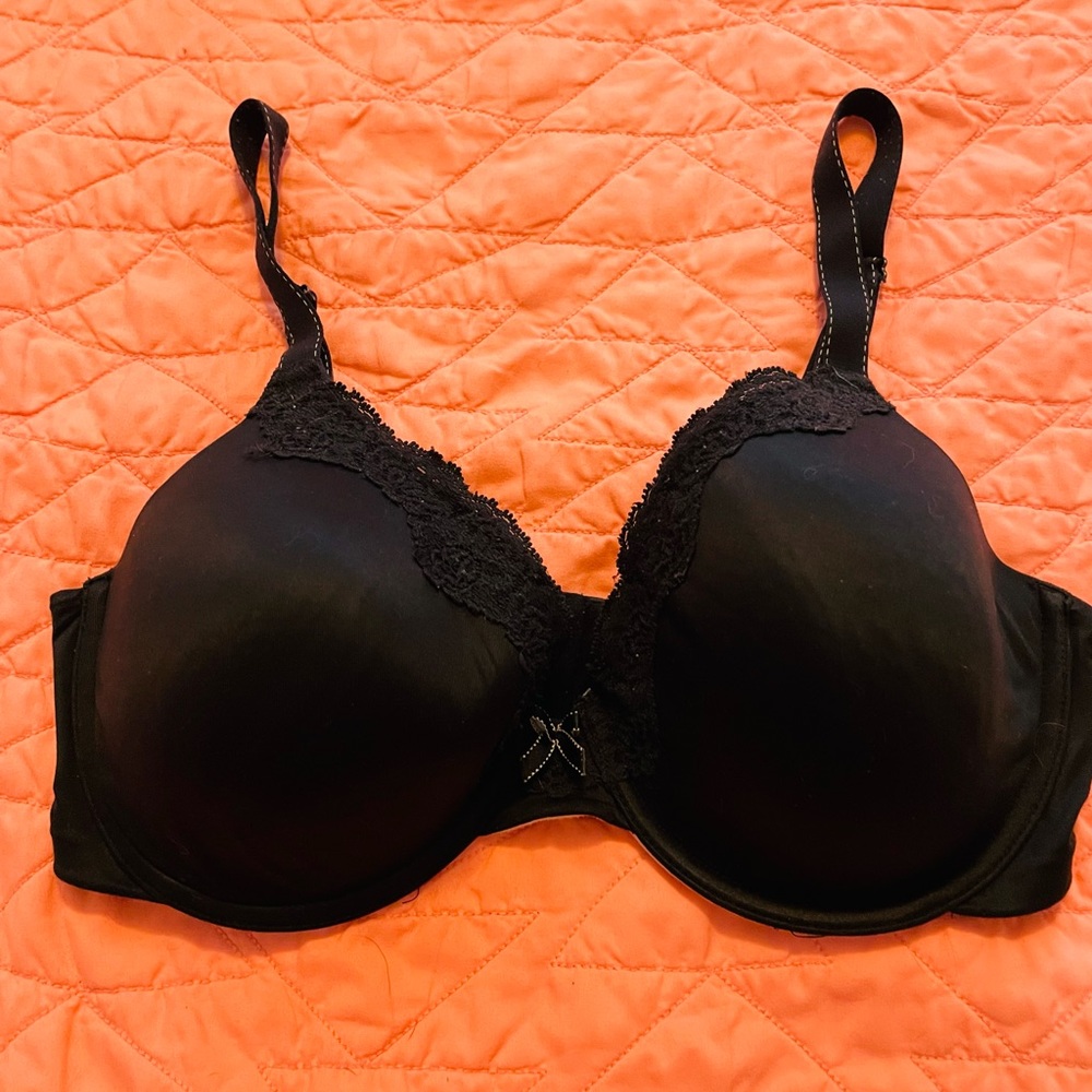 Maidenform size 34DD black bra, excellent condition.